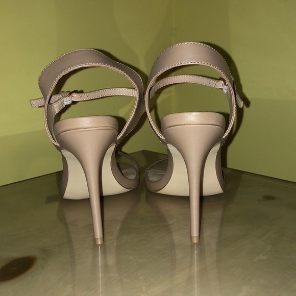 ❤️3 FOR $50❤️ NWOT 3inch Tan Heels with Gold Strap - Picture 3 of 6
